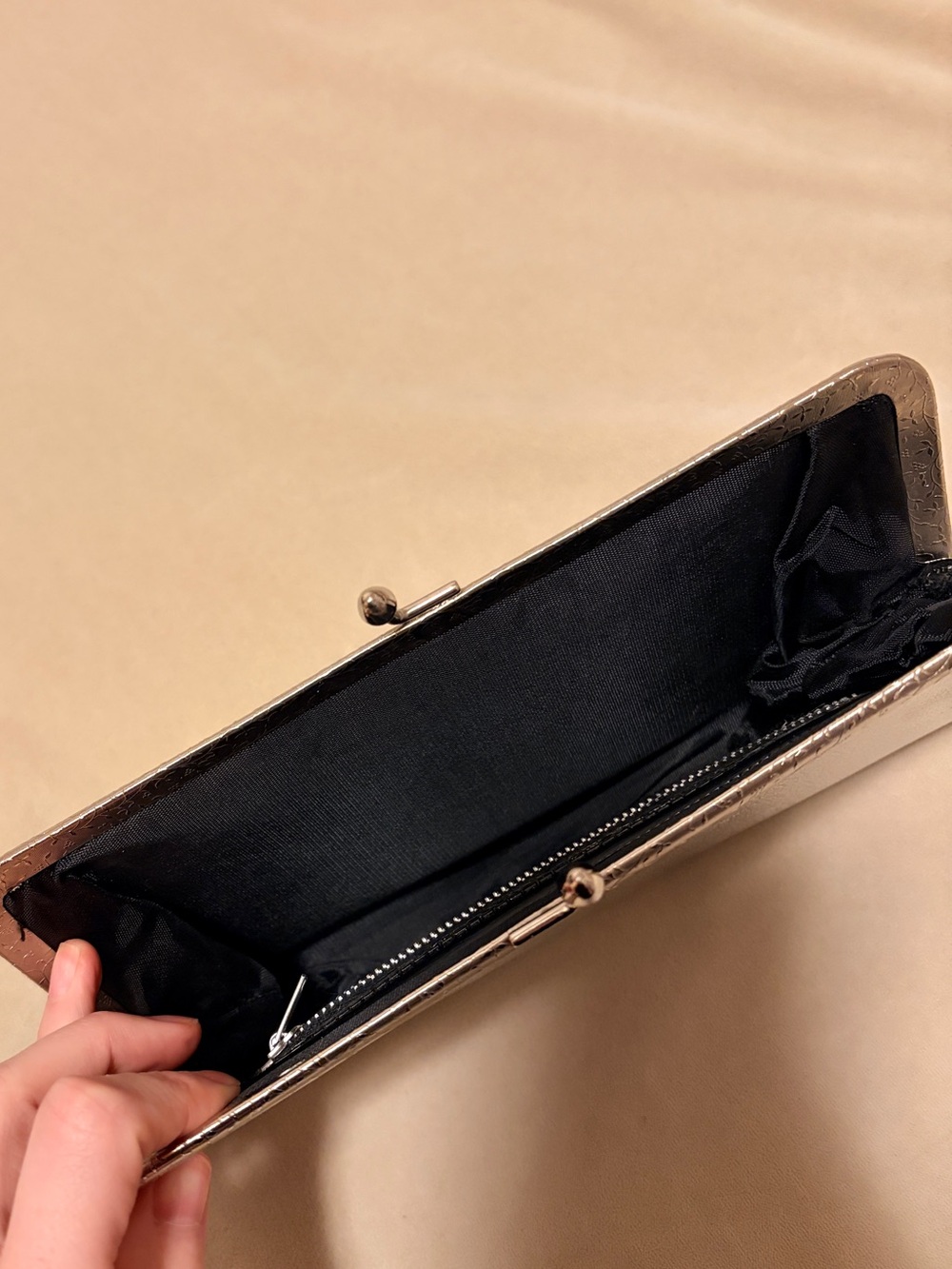Vintage Silver Metallic 1950s Patent Leather Clutch Bag - Picture 4 of 11